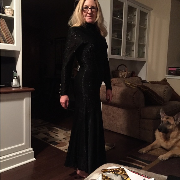 Beautiful long black 20s style dress. Designer is Zakura from Holt Renfrews - Picture 6 of 7